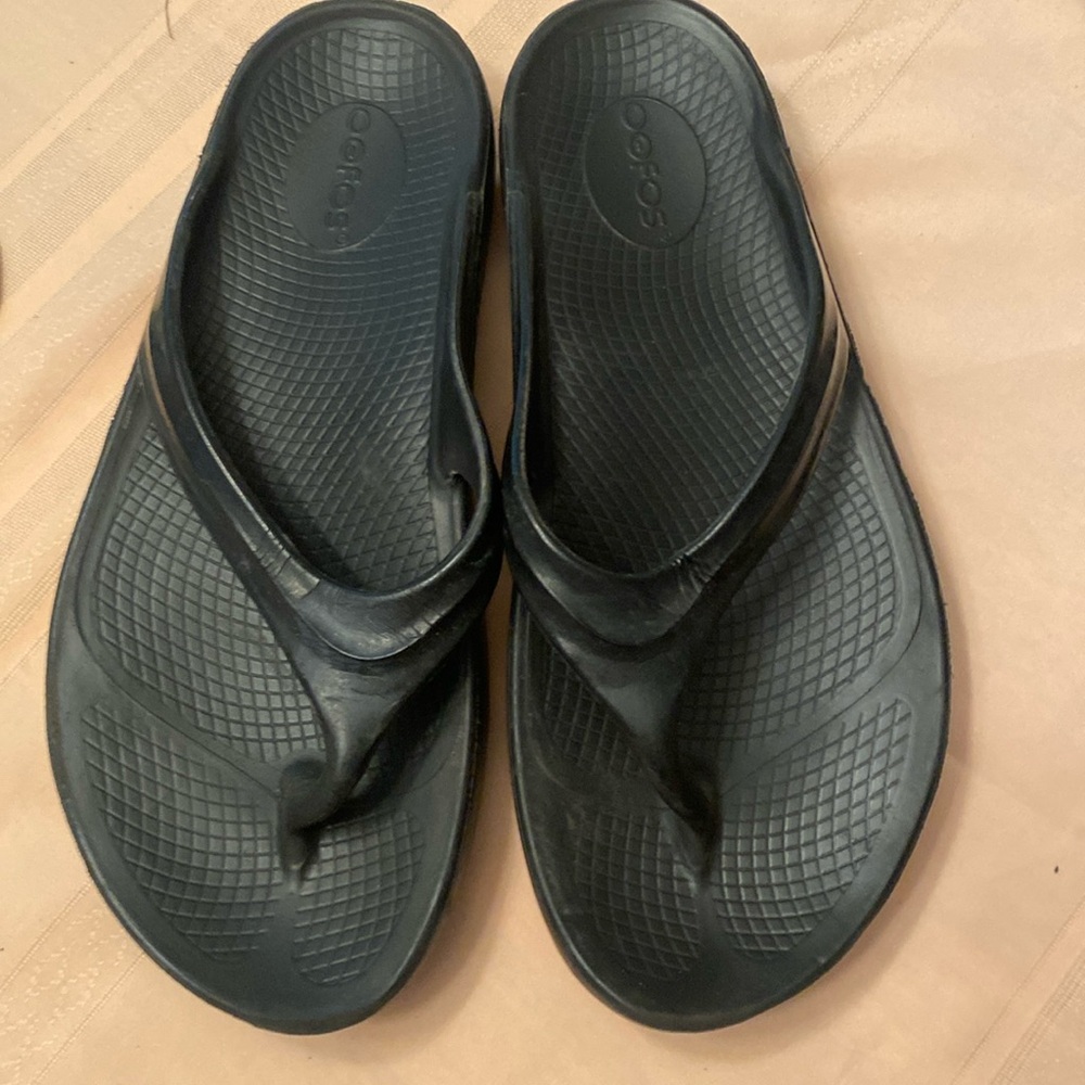 Oofos toe sandals